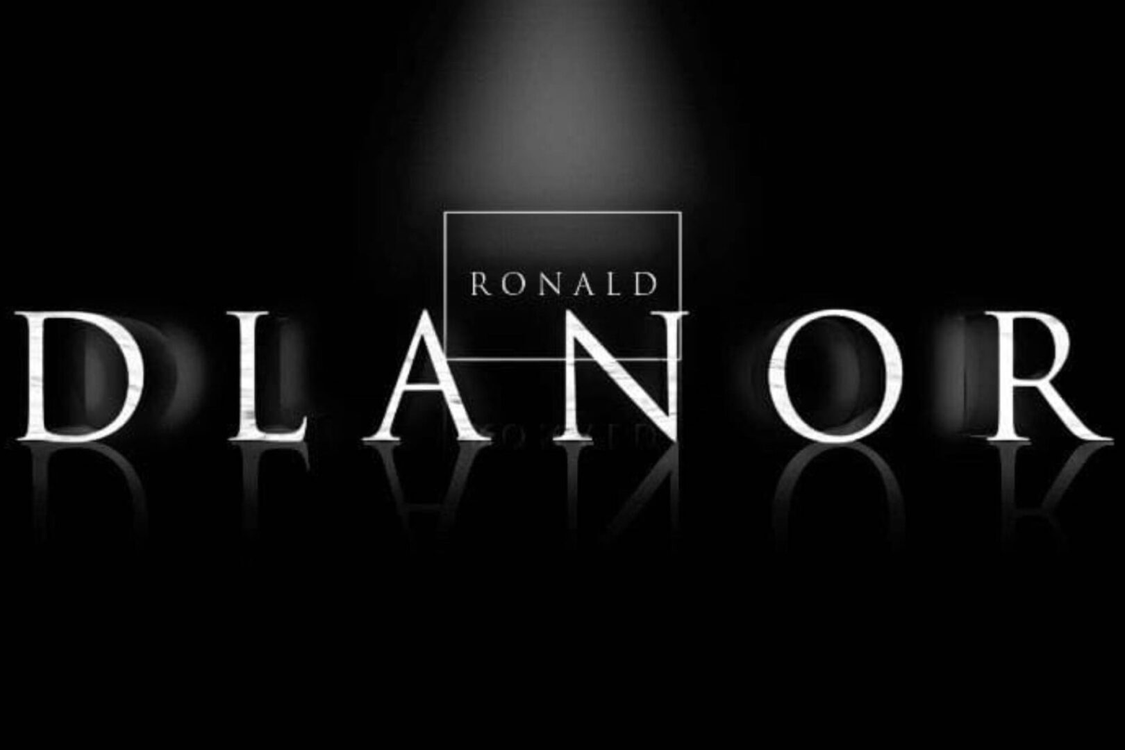 A black and white photo of the word " plano ".